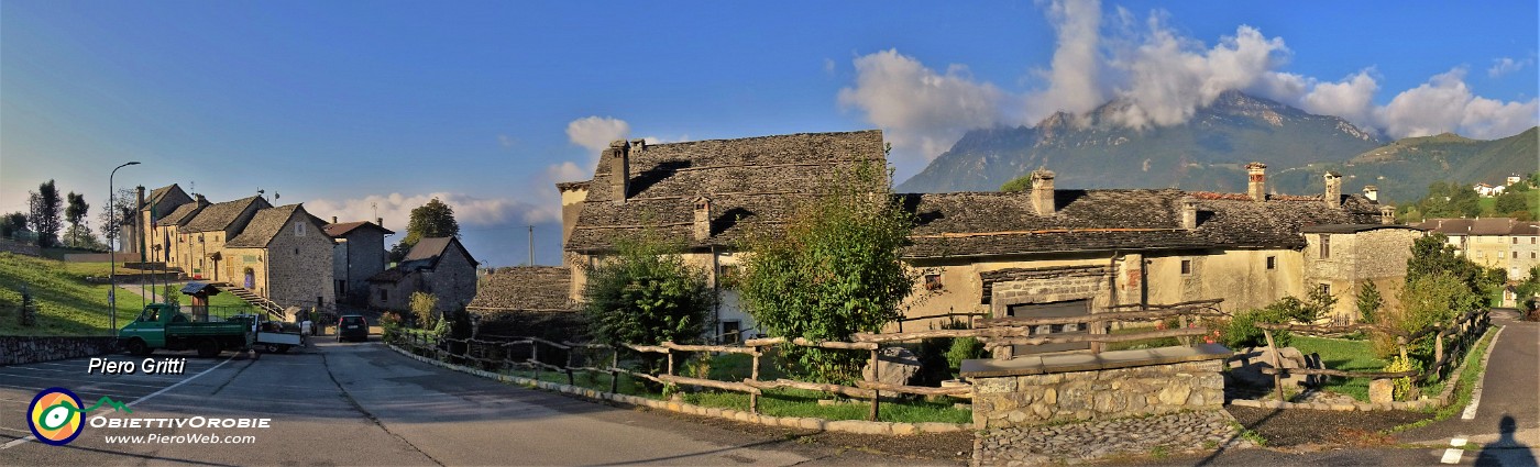 08 Vista panoramica sull'antico borgo di Arnosto di Fuipiano Imagna con vista in Resegone.jpg